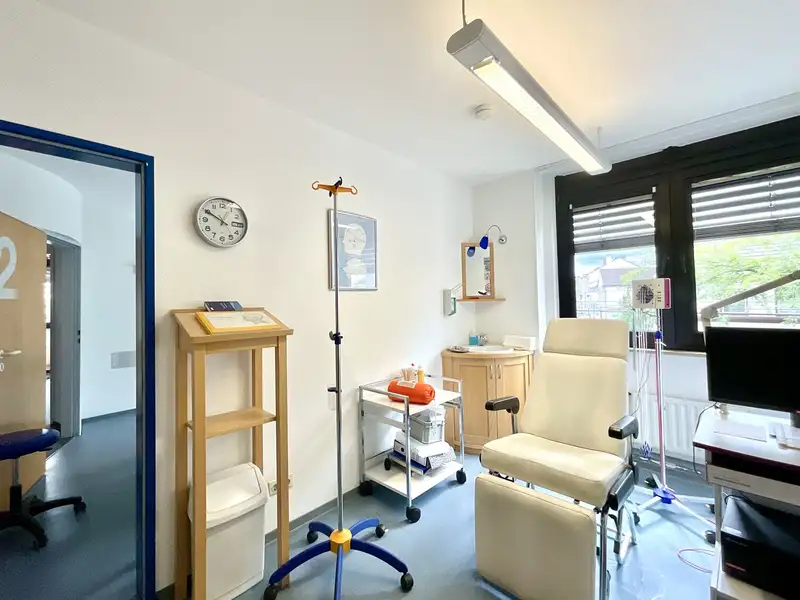 Commercial Space with Flexible Layout in Prime Location Near Pharmacy and Medical Offices