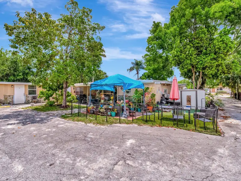 Well-maintained 6-unit Multifamily Property in South Florida with Value-add Potential