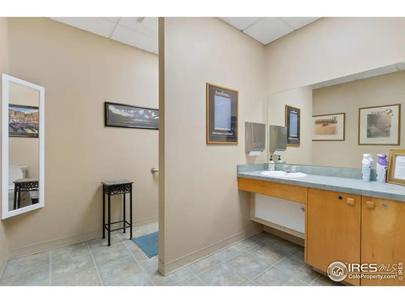 Free Standing Building for Sale with Parking and High Exposure on Eisenhower Blvd