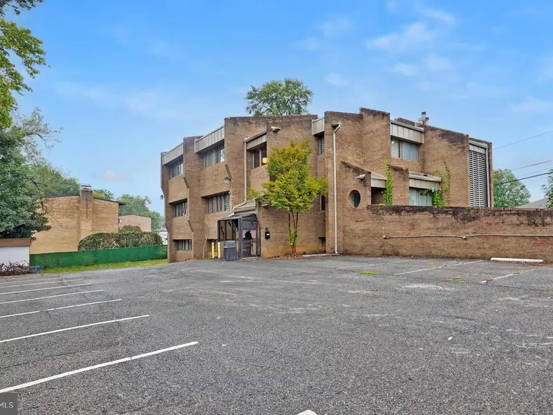 Commercial Building for Sale in Annandale - 8,202 Sq. Ft., Zoned C-3, Corner Lot