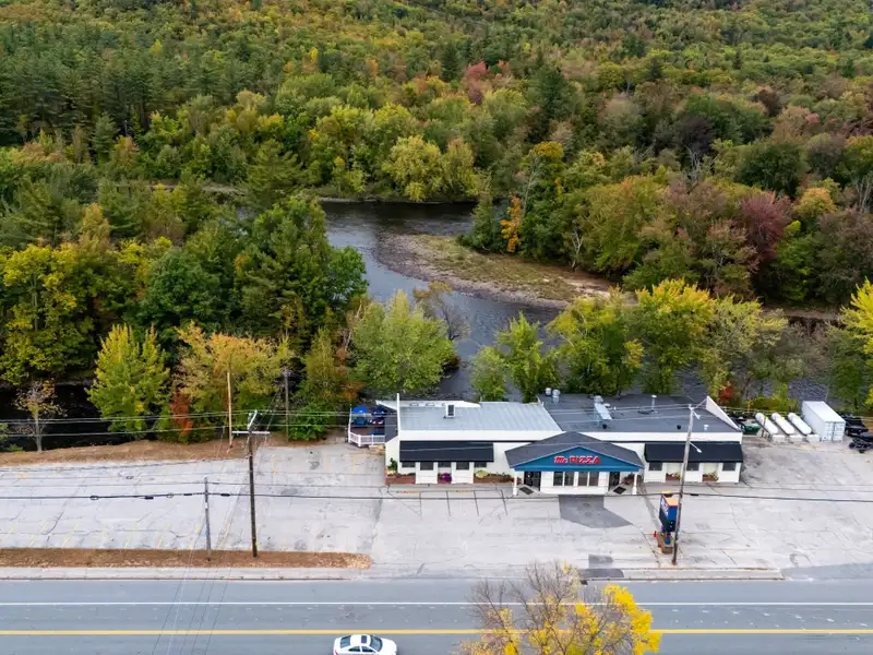 Newly Renovated Pizza and Italian Restaurant on Busy Highway with River Views