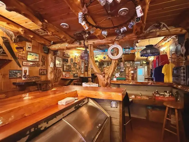 Turnkey Lodge-style Investment Opportunity in Berlin with Unique Interior and Bar