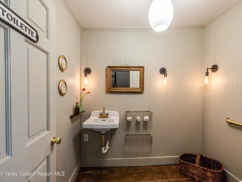 Historic Mixed-use Landmark in Kinderhook Village with Restaurant and Flexible Suites
