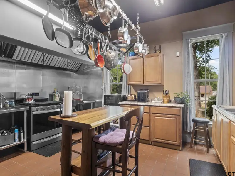Historic Downtown Pittsburg Bed and Breakfast with 6 Ensuites and Unique Train Car Suite