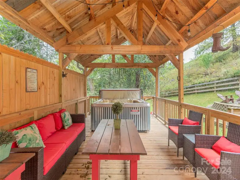 Charming Cottage and Barn on Expansive Mountain Retreat with Outdoor Amenities