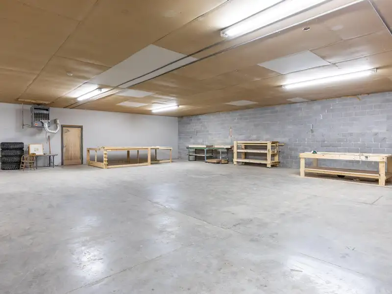 3,600 Sq Ft Commercial/industrial Unit for Lease with Offices and Large Work Area