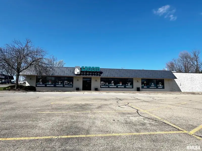 Standalone Commercial Building in Peoria's Metro Centre - High Traffic and Visibility