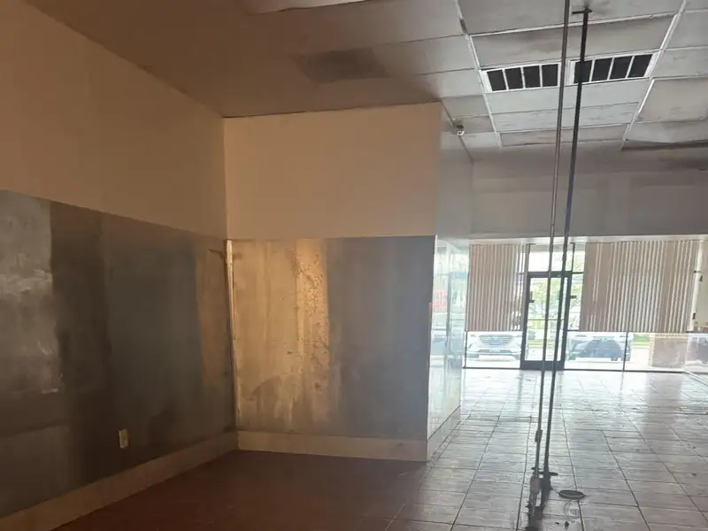 Retail Bay for Restaurant in High-traffic Area - 1400 Sf Available