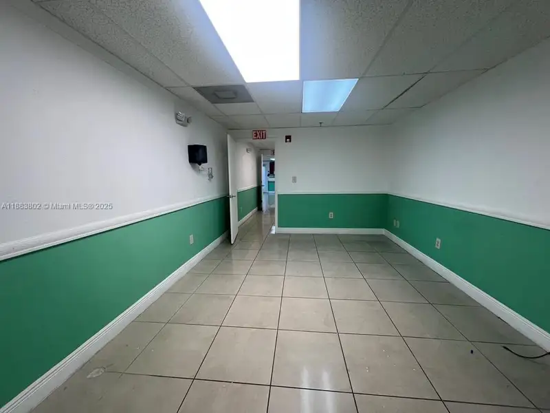 Spacious Corner Medical Office Unit in Central Hialeah – 2,552 Sq Ft