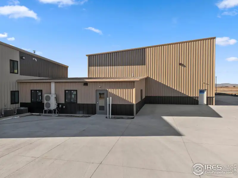 Build-to-suit Light Industrial Office & Warehouse for Lease in Prime Location with Mountain Views