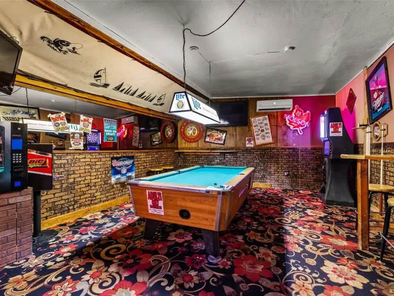Historic Del's Bar & Grill: Profitable Lakeside Business in Somers, Mt with Liquor License