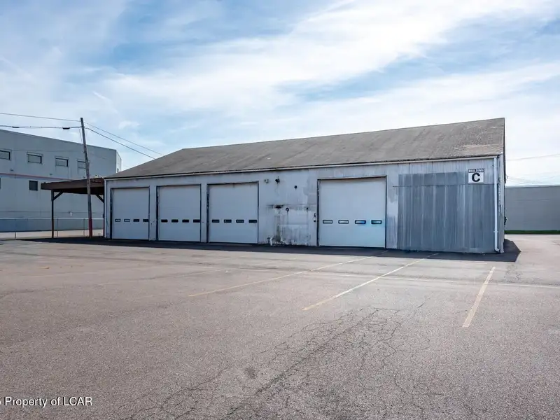 6000 Sq Ft Mechanical Garage with Overhead Doors in Prime Business Location
