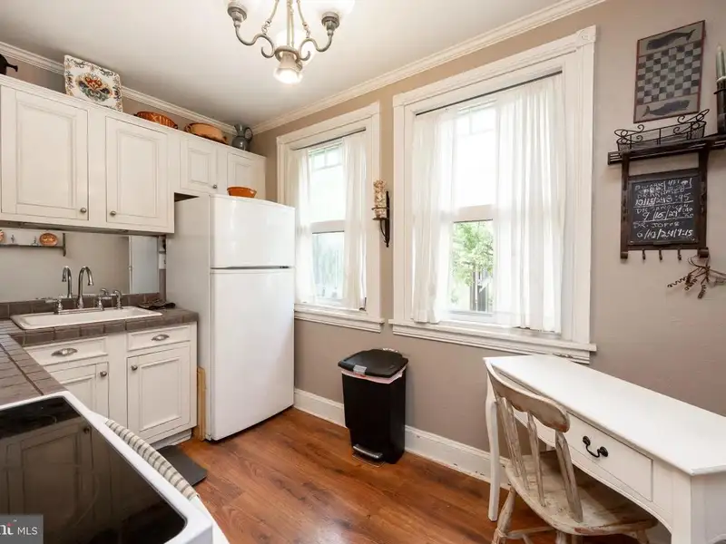 Mixed-use Property in Wayne, Pa: Salon with 1-bedroom Apartment Above