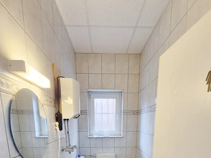 First Floor Commercial Space in Hille with Showroom, Workshop, and Office Areas
