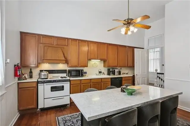 Spacious 2 Bed, 2 Bath Apartment with Balcony on Prytania Corridor