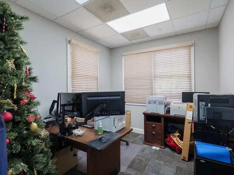 Executive Office Building in Loch Winn Business Park, Valdosta - Renovated with Ample Space