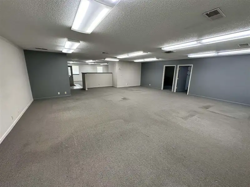 Flexible Office Suites Available for Lease with Customizable Options in Prime Location