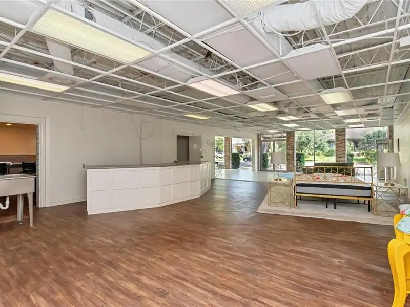 Prime Commercial Space with Dual Storefronts in Midtown, Mobile