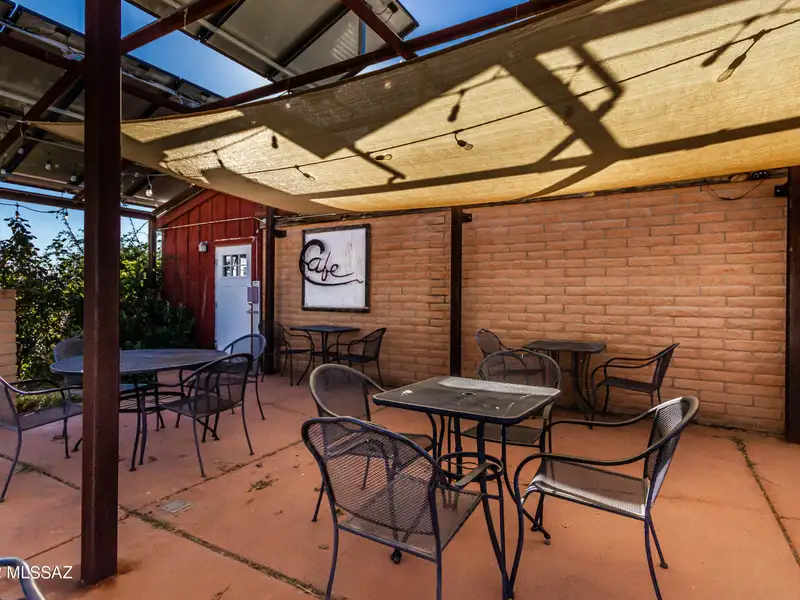 Commercial Building in Sonoita with Equipped Kitchen and Solar Panels