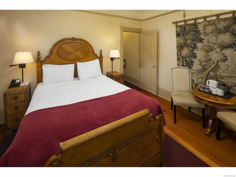 Turnkey Victorian Guest House in Songhees - 5 Suites, Steps from Seawall