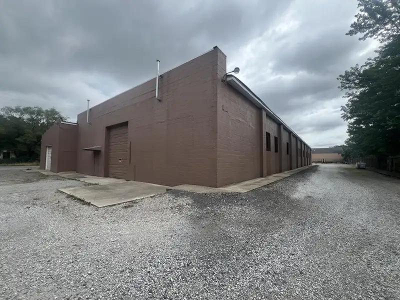 Industrial Space for Rent with Yard Access in Prime Location, 8000 Sf