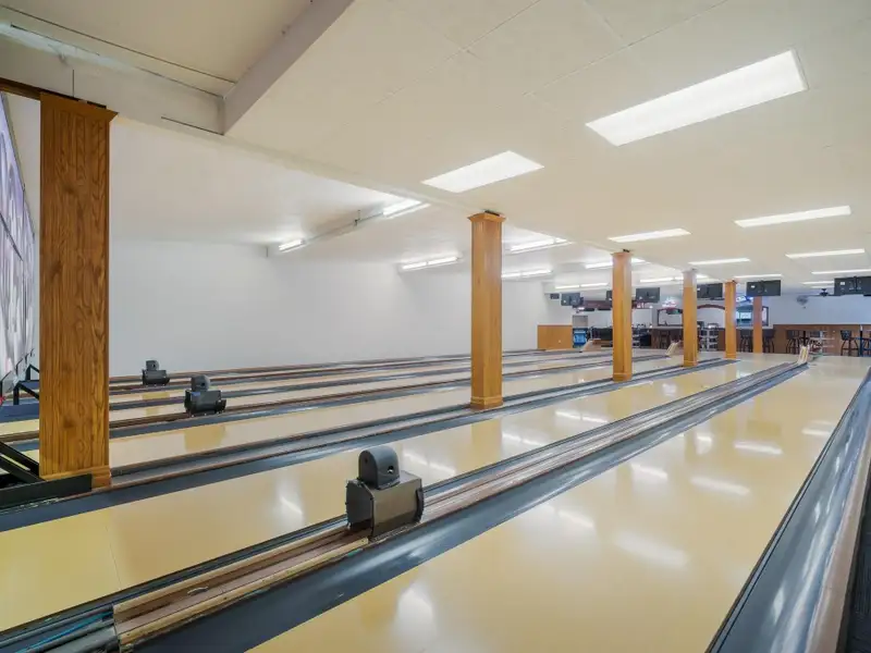 Commercial Property with Bowling Alley, Bar, Restaurant, and Apartments in Poy Sippi Community