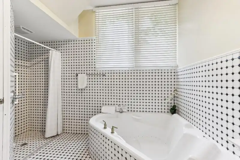 Turnkey B&b and Event Center in Wisconsin Dells with 17 Guest Suites