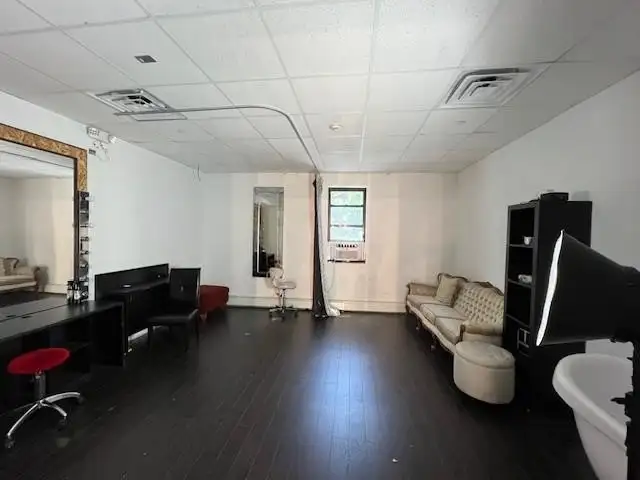 Spacious 1,800 Sq Ft Commercial Studio in Floral Park Village with Utilities Included