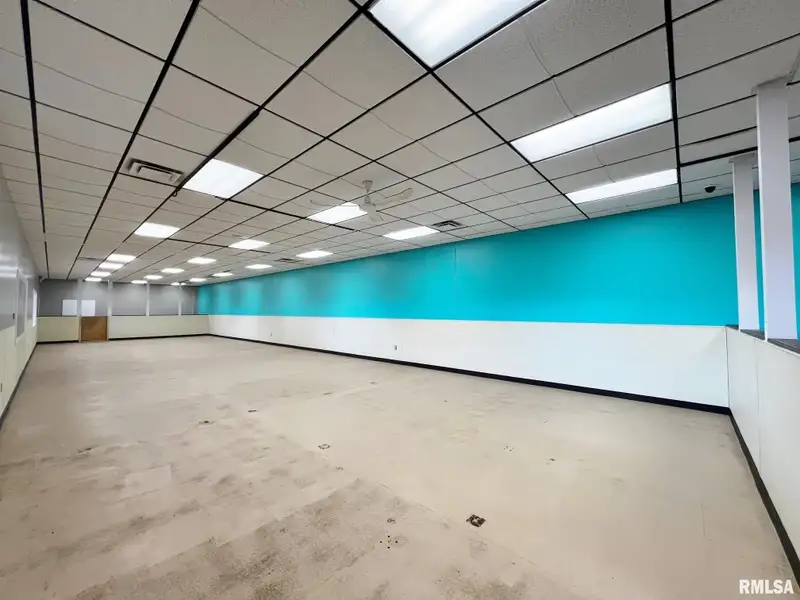 Standalone Commercial Building in Peoria's Metro Centre - High Traffic and Visibility
