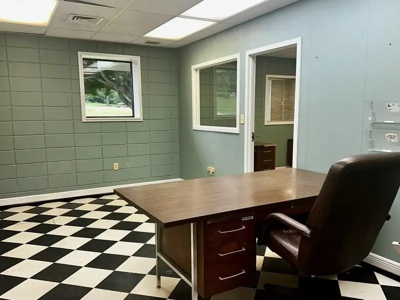 Office Building for Sale or Lease Near Port - 4100 Sq Ft with Conference Room and Parking