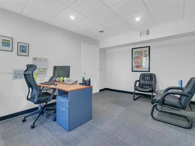 Modern 853 Sf Office Suite in Prime Fort Lauderdale Location with Parking