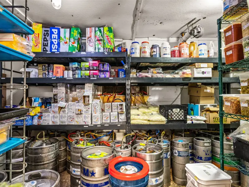 Historic Del's Bar & Grill: Profitable Lakeside Business in Somers, Mt with Liquor License