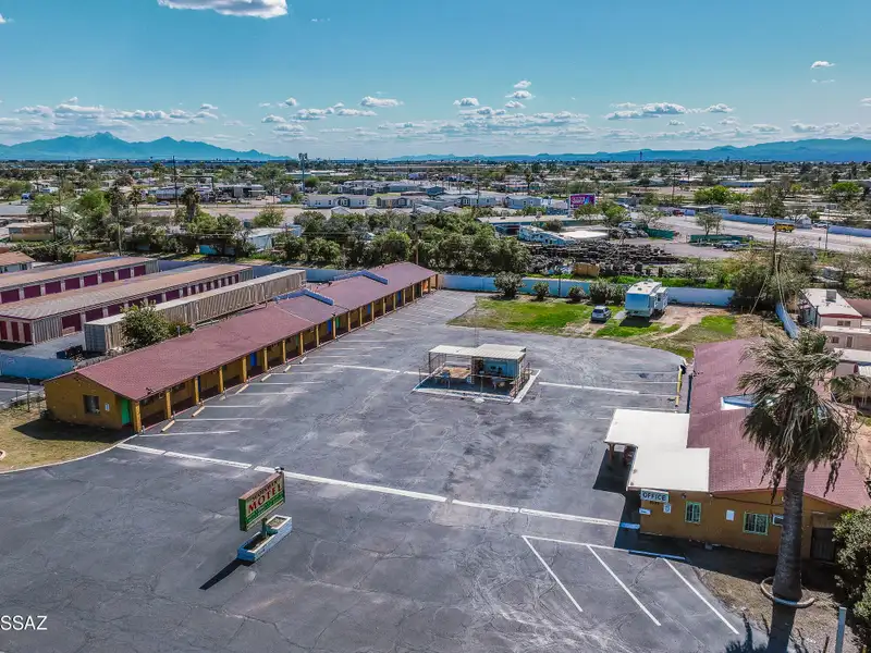 Well-maintained 18-unit Motel Near Tucson Airport with Rv Spaces and Ample Parking