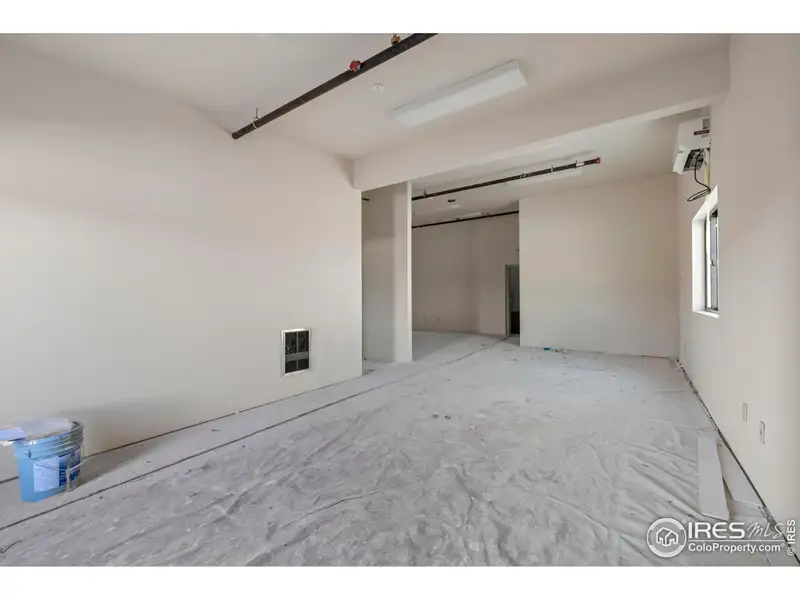 Build-to-suit Light Industrial Office & Warehouse for Lease in Prime Location with Mountain Views