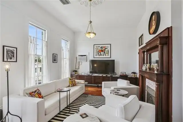 Spacious 2 Bed, 2 Bath Apartment with Balcony on Prytania Corridor