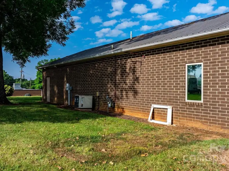 Prime Brick Office Building with Expansion Potential in Downtown Hickory