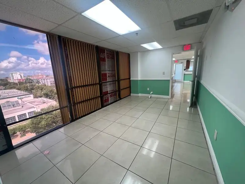 Spacious Corner Medical Office Unit in Central Hialeah – 2,552 Sq Ft