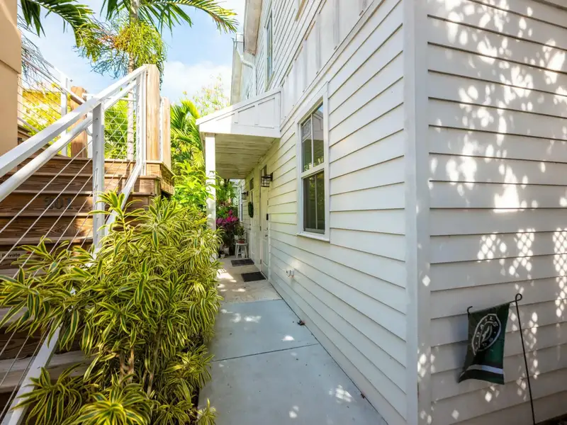 Mixed-use Compound with Residential and Commercial Units in Key West, Built 2021