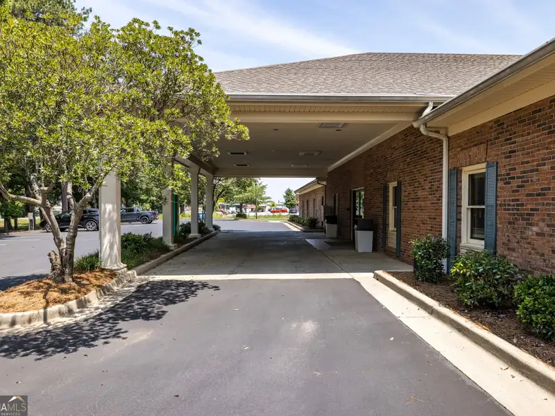 Flexible 3700 Sq Ft Commercial Space for Office or Medical Use in Adairsville