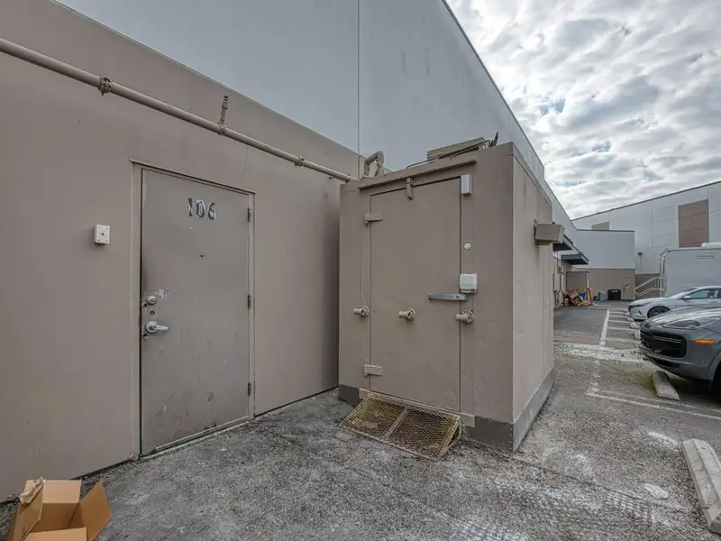 Restaurant Location for Sale with Equipment, Lease Transfer, and License in Palm & Nees Ave