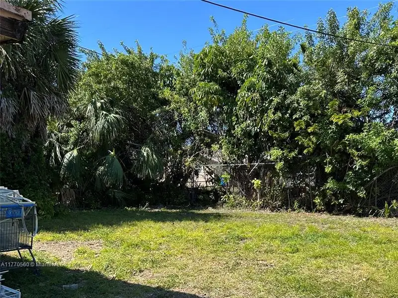 Freestanding Commercial Building with Large Lot on West Hallandale Beach Blvd