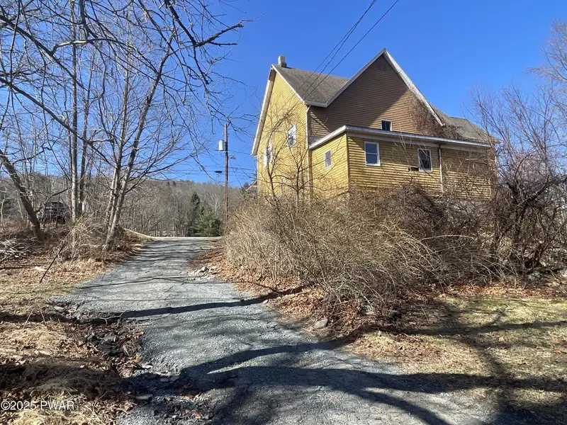 Versatile 948 Sq Ft Commercial Space for Lease in Lackawaxen with River Access