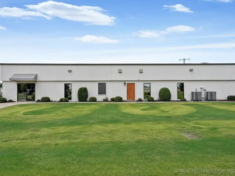 Commercial Office Building for Sale or Lease in Broken Arrow Business Corridor