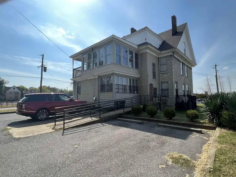 Office Building with Development Potential in Medical Center/midtown Area on 0.71 Acres