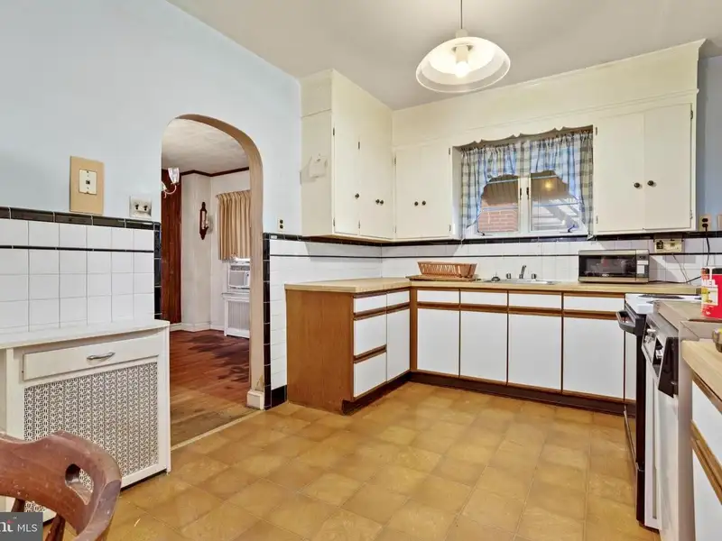 Mixed-use Property with Bar, Residential Space, and Garage in Folcroft Borough