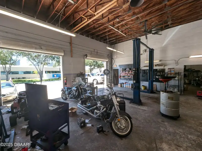 Freestanding Auto Repair Building on High Traffic Corner Lot in Mason Avenue