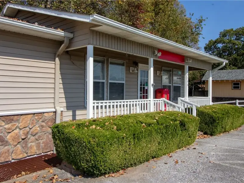 Commercial Building with Office Space Near Hwy 12, Close to Beaver Lake and Prairie Creek Marina