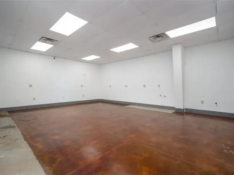 17,000 Sq Ft Versatile Industrial Facility on 402 Acres Near Oklahoma City