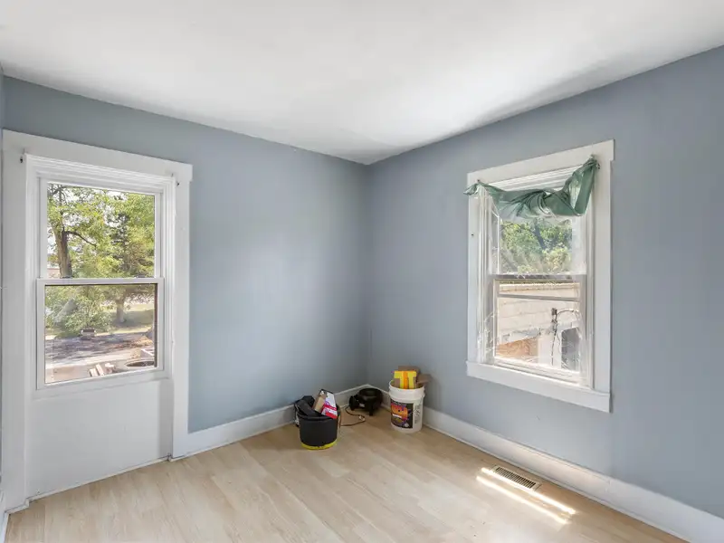 Mixed-use Property in Elkton: Antique Store with 3-bedroom Apartment and Ample Parking