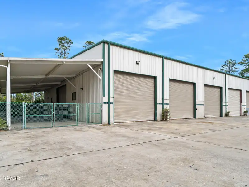 Flexible Commercial Lease: 19,000 Sq Ft Available in Prime Location